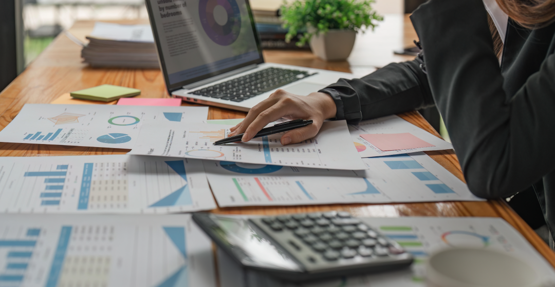 How to Stay Compliant with Accounting and Tax Laws in the UAE?